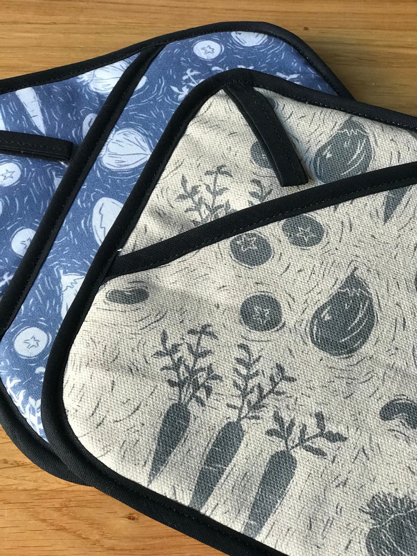 Lino Veggies Pot Holders